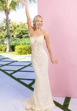 Portia and Scarlett XO082